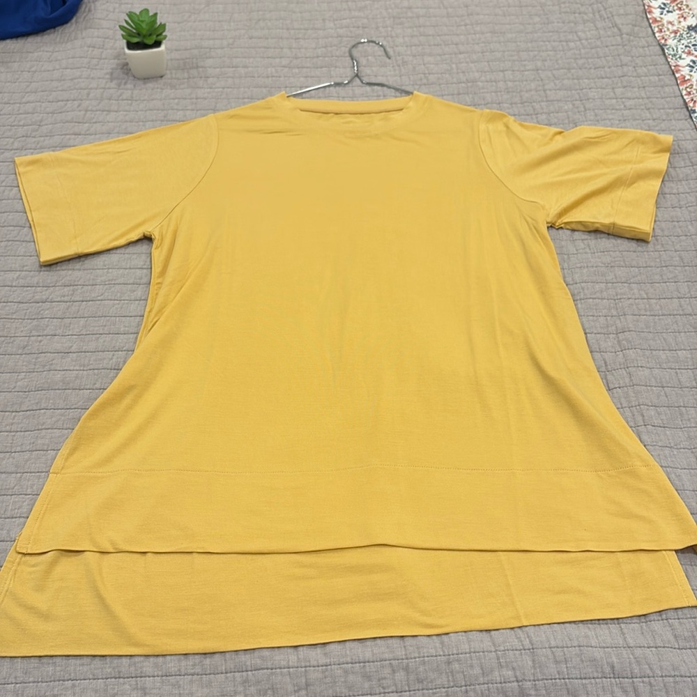 NWT Aday size small Essentialist Tee